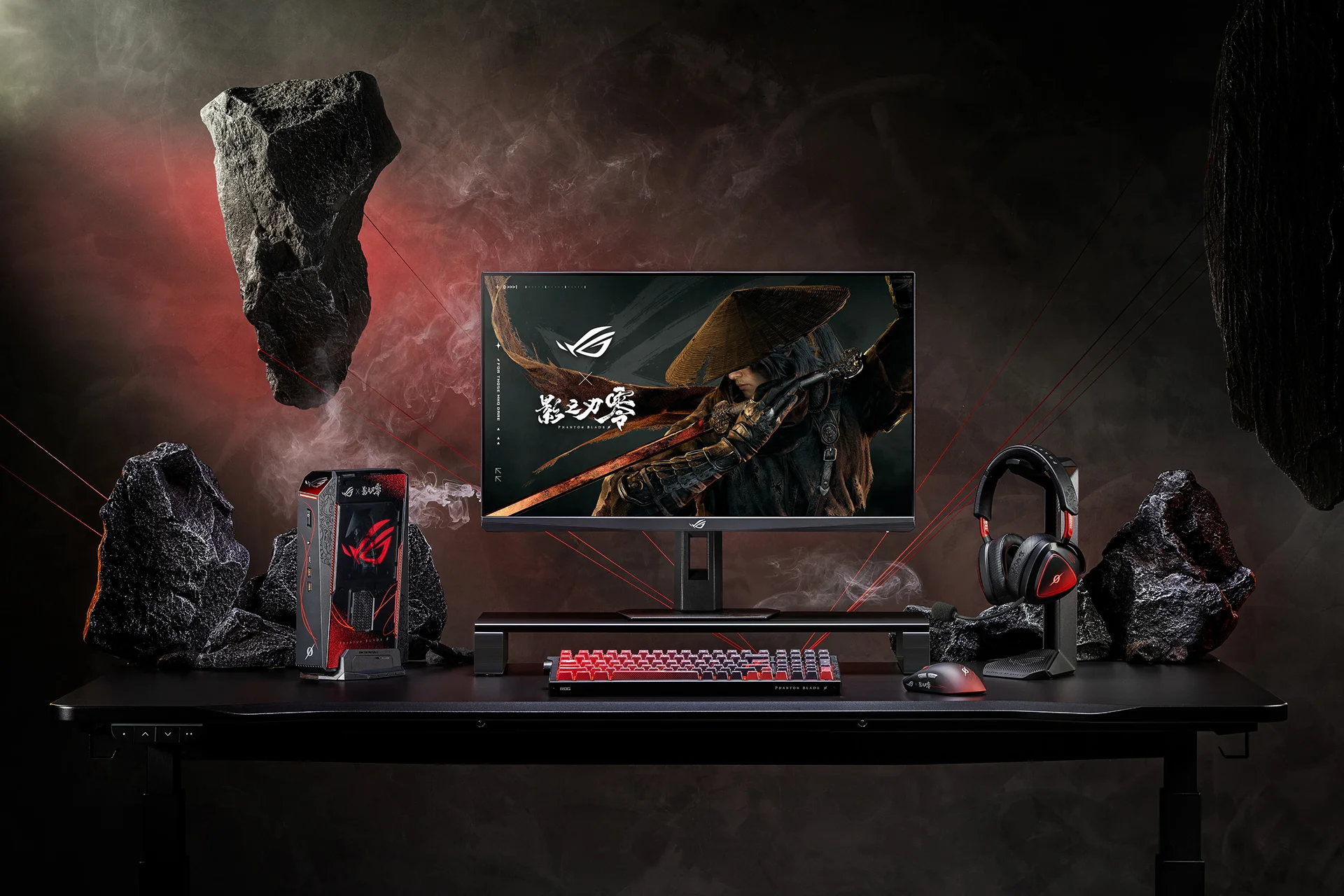 Configuración para gaming ROG x Phantom Blade Zero que incluye monitor, mini PC NUC, teclado, ratón y auriculares, todo ello sobre un escritorio con temática rockera y iluminación roja.