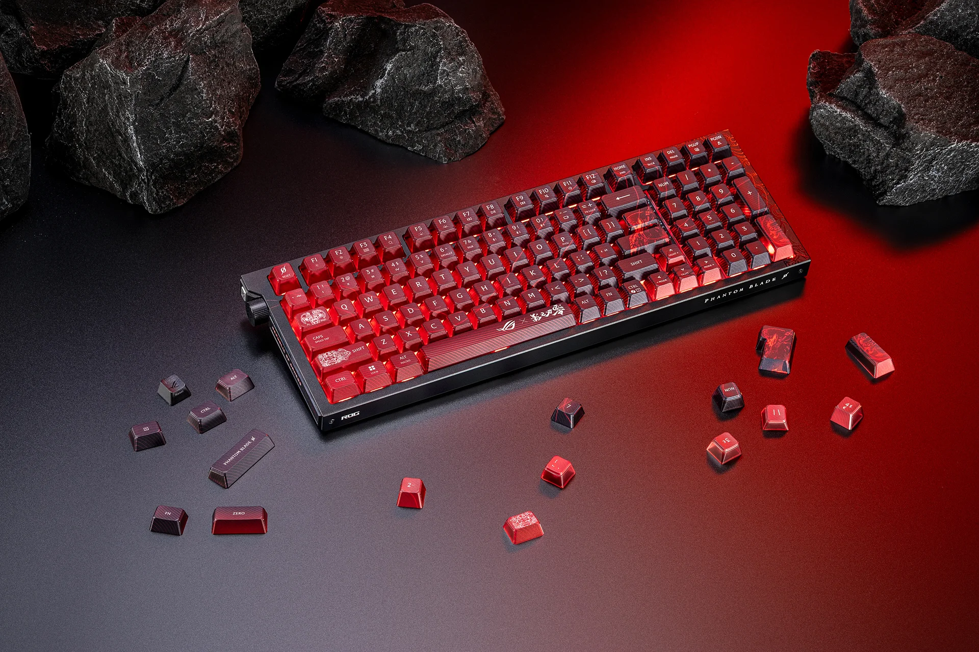 Primer plano desde arriba del teclado mecánico para juegos ROG x Phantom Blade Zero, rodeado por el juego de teclas ROG Keycap Set Phantom Blade Zero Edition.