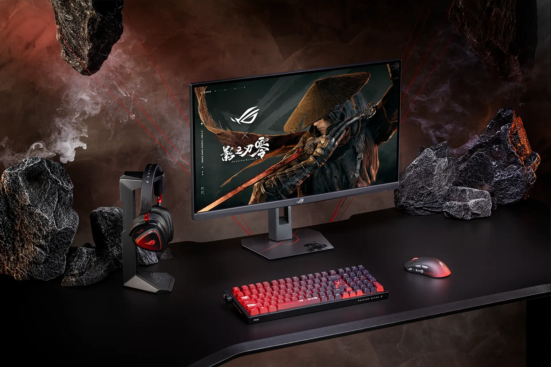 ROG x 影之刃零聯名全套電競裝備，包含螢幕、鍵盤、滑鼠與耳機，置於紅色氛圍燈光的岩石桌面