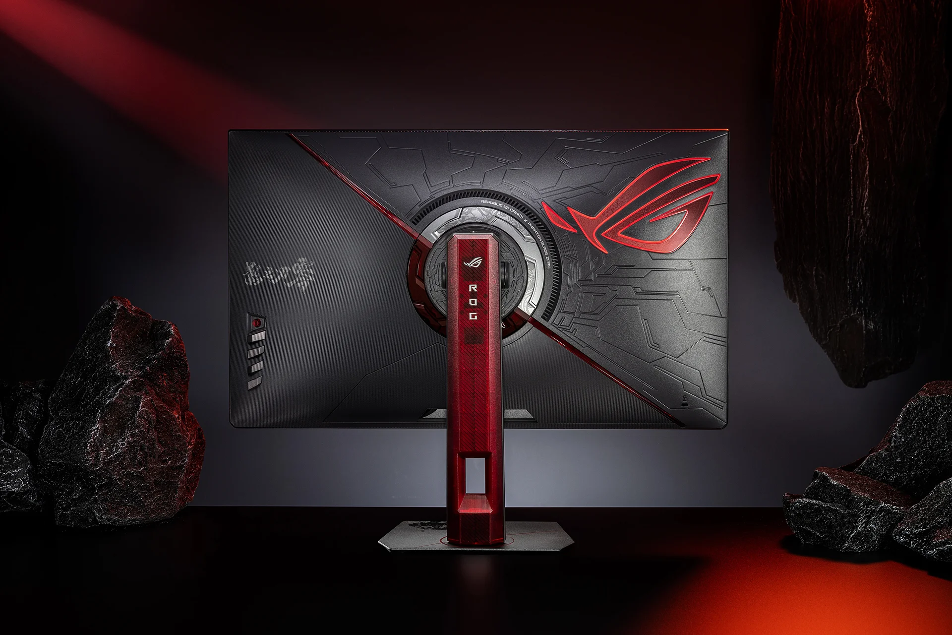 ROG Strix XG27UCGR-G 影之刃零限定版電競螢幕背面特寫，展示標誌性紅環燈效與支架