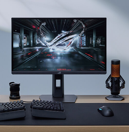 Una mesa con una configuración completa, mostrando el ROG Falcata, el ROG Harpe II Ace y la alfombrilla de ratón Hone Ace XXL.