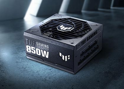 TUF GAMING 系列電源供應器，展示風扇設計，後方背景為混凝土環境。