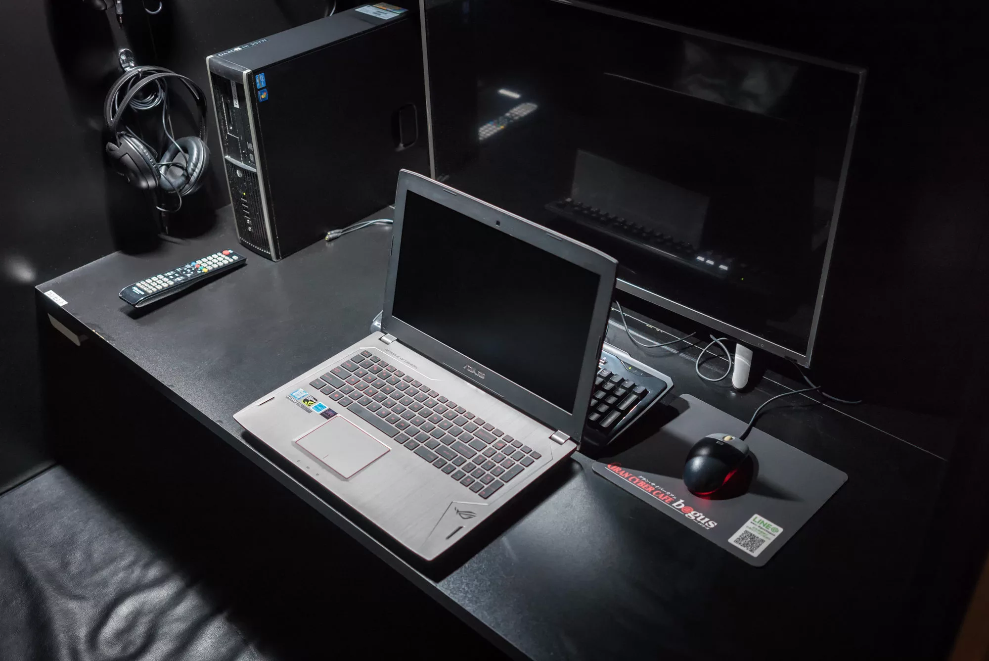 Surviving all night in a Japanese Internet Cafe | ROG - Republic of Gamers  Global