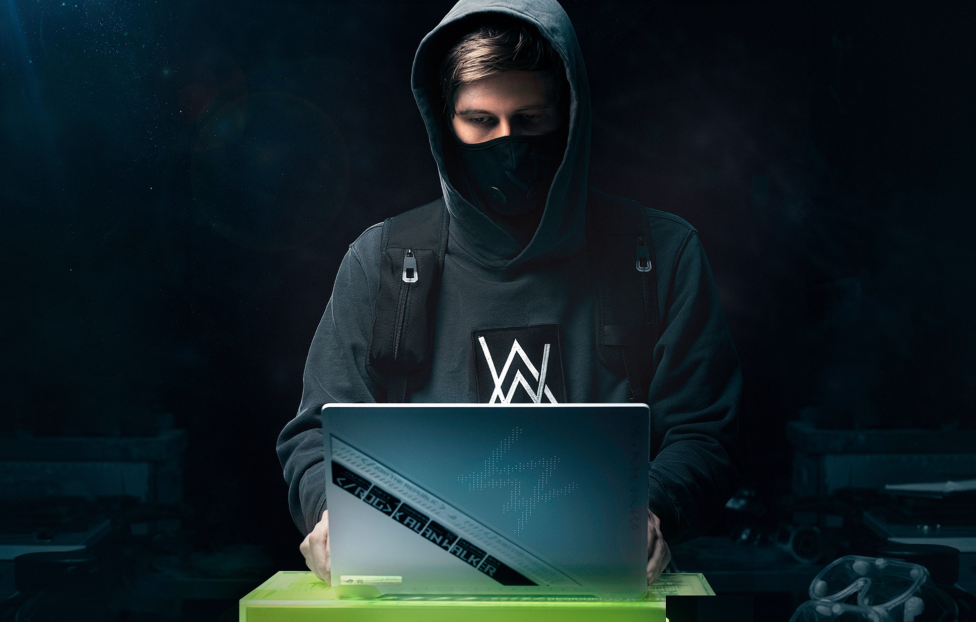 ROG攜手全球知名電音才子Alan Walker跨界合作，量身訂製ROG Zephyrus G14限定版，盡顯型格出眾的舞台魅力。