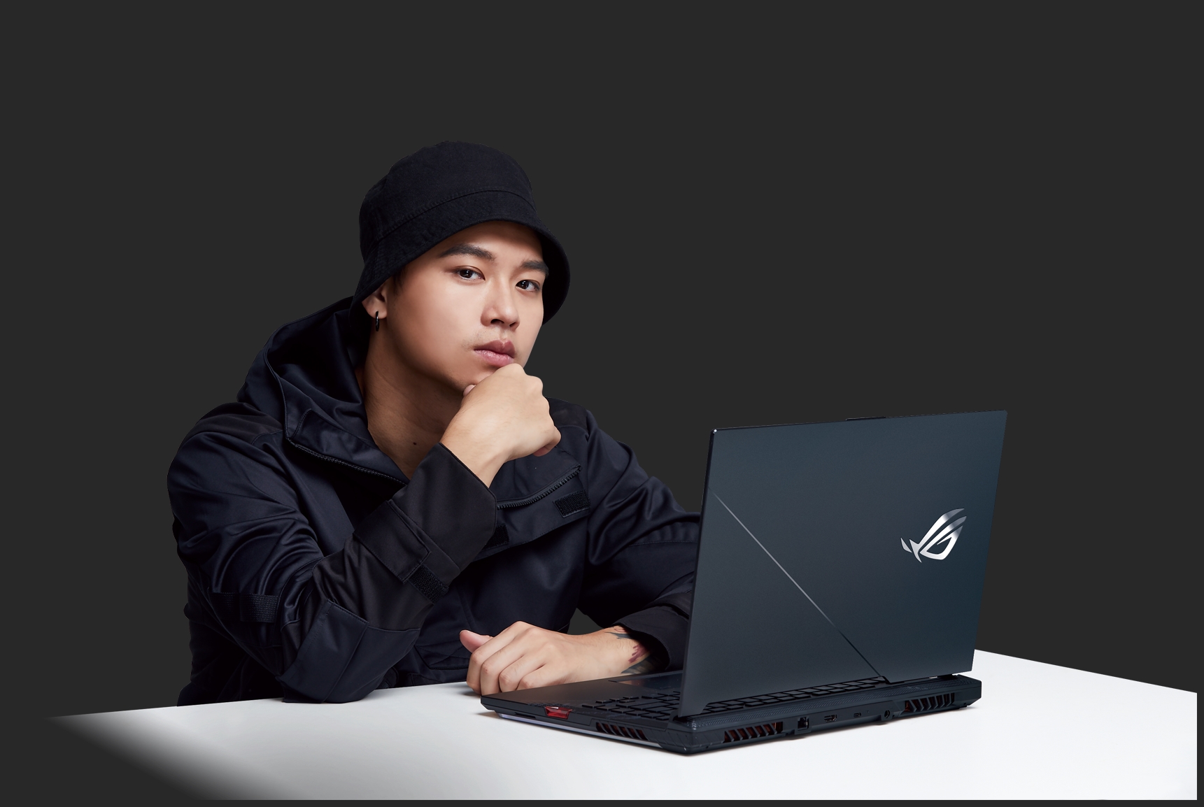 ROG年度品牌大使高爾宣與近期上市的ROG Strix SCAR 17。