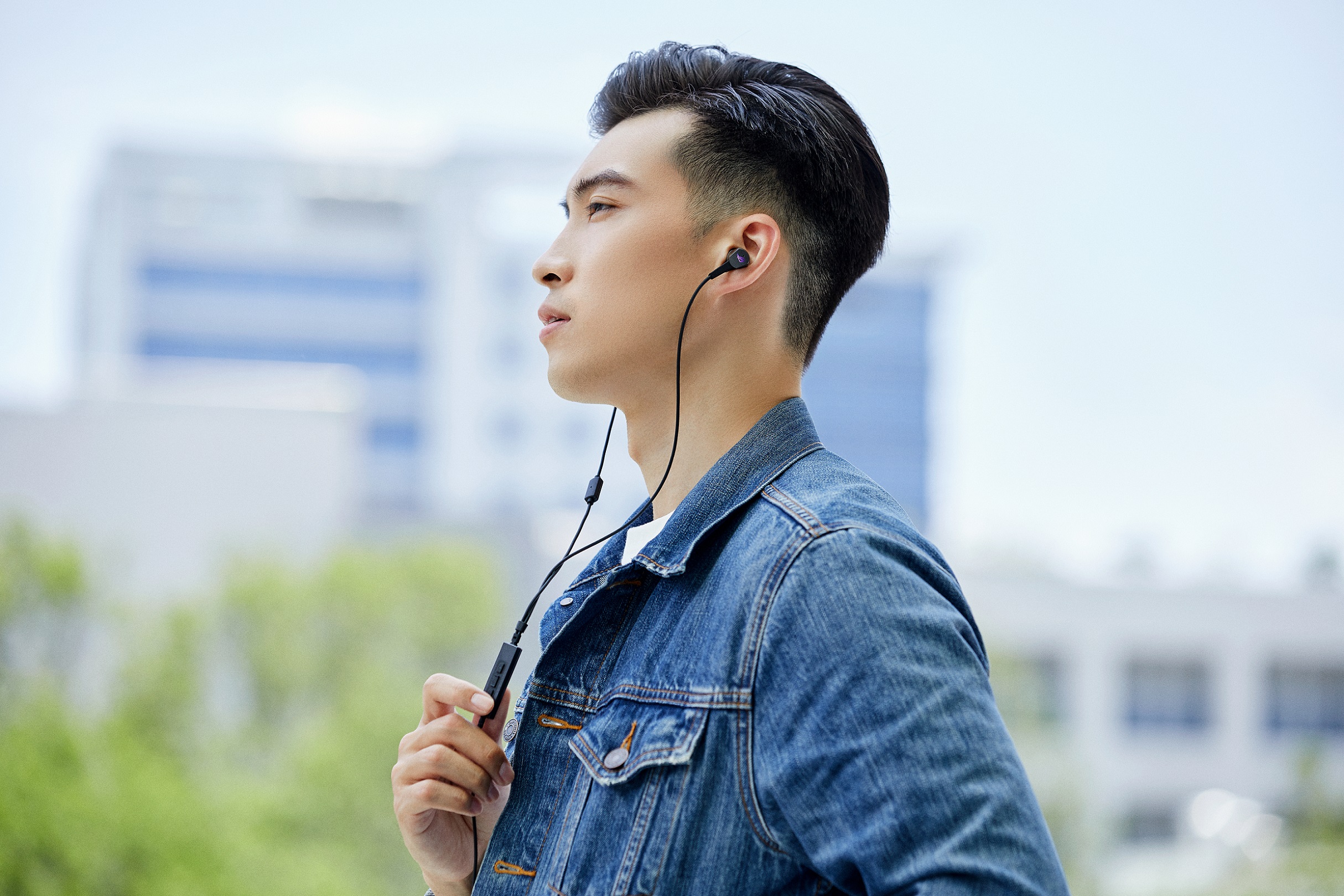 ROG Cetra RGB創新的「環境模式」可在必要情況下立即讓外界聲音傳入，無論是穿越馬路或聆聽航空公司登機門廣播，避免錯失周遭訊息。