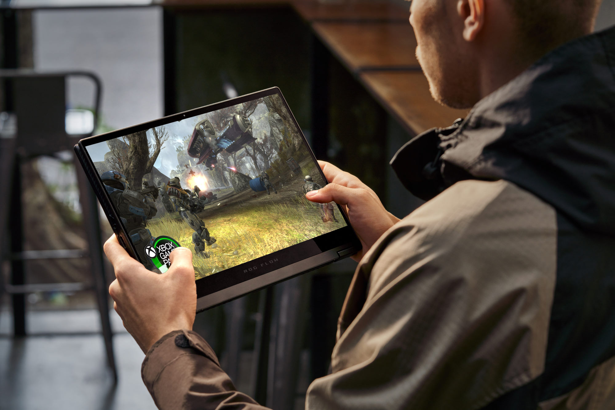 L'ordinateur portable de gaming convertible ROG Flow X13 et le processeur  graphique externe XG Mobile transforment votre jeu