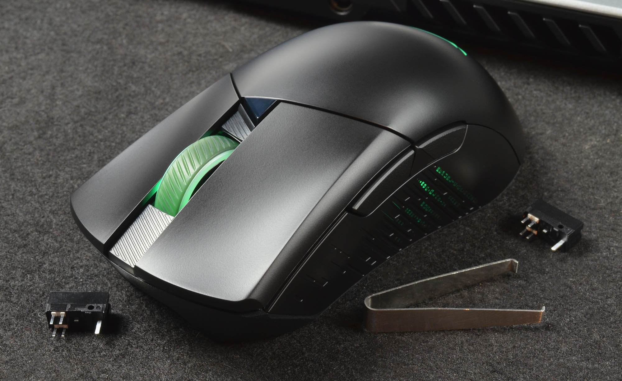 ROG Gladius III mit Switches und Pinzette