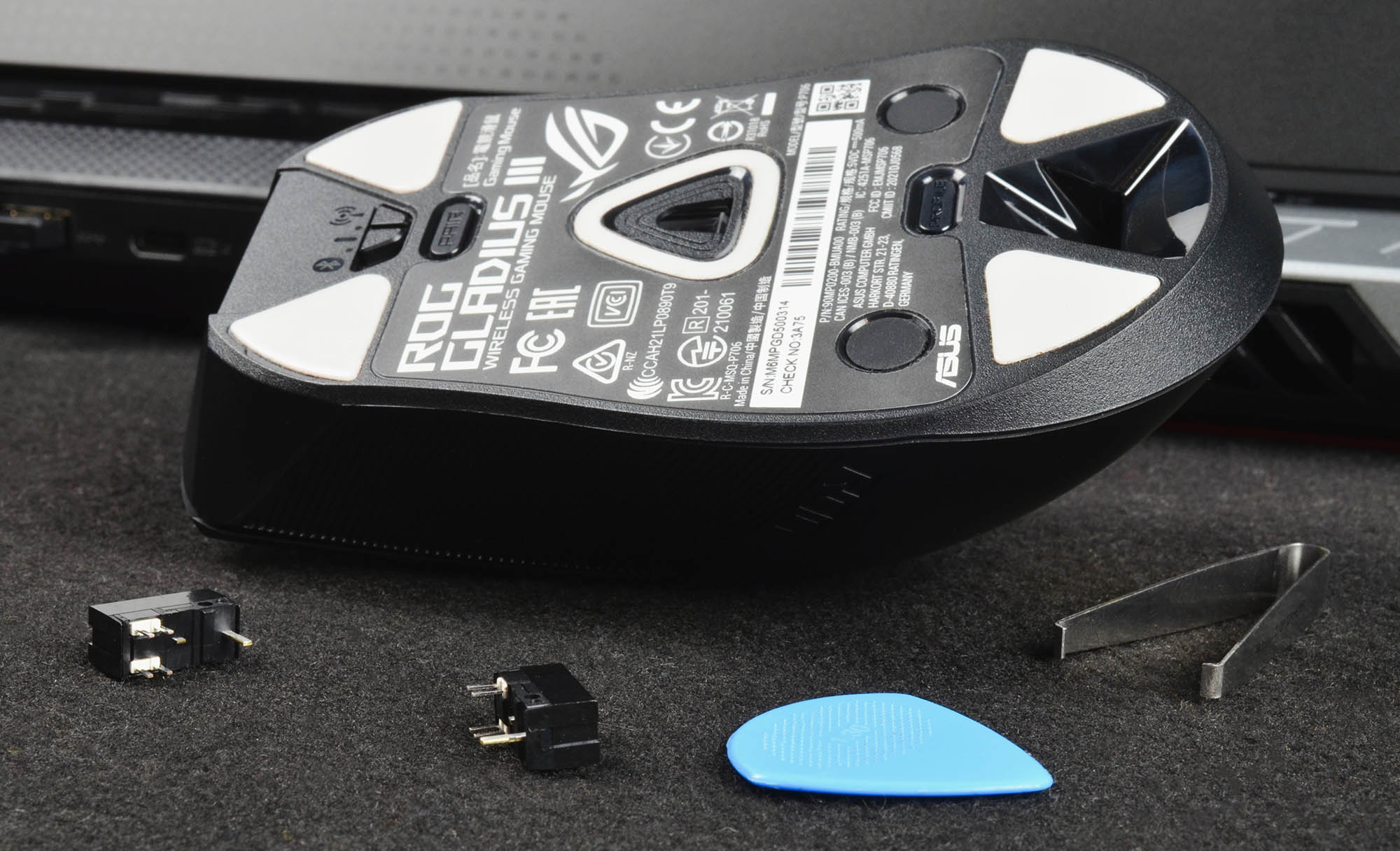 ROG Gladius III Unterseite mit Switches und Pinzette