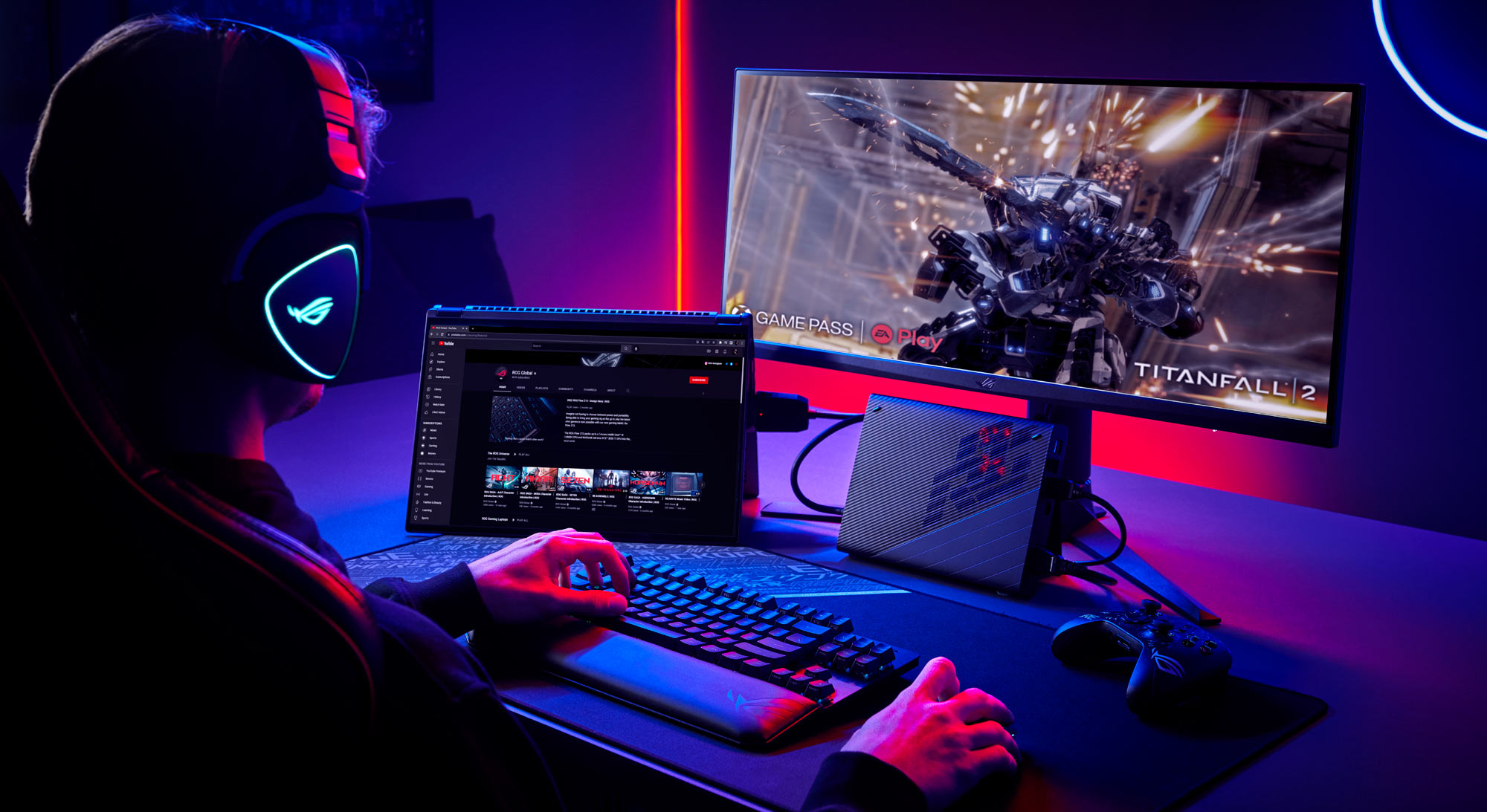 Изображение мужчины за столом, играющего в видеоигру на ноутбуке ROG Flow X16, подключенном к монитору, мыши, клавиатуре и внешней графической док-станцией XG Mobile