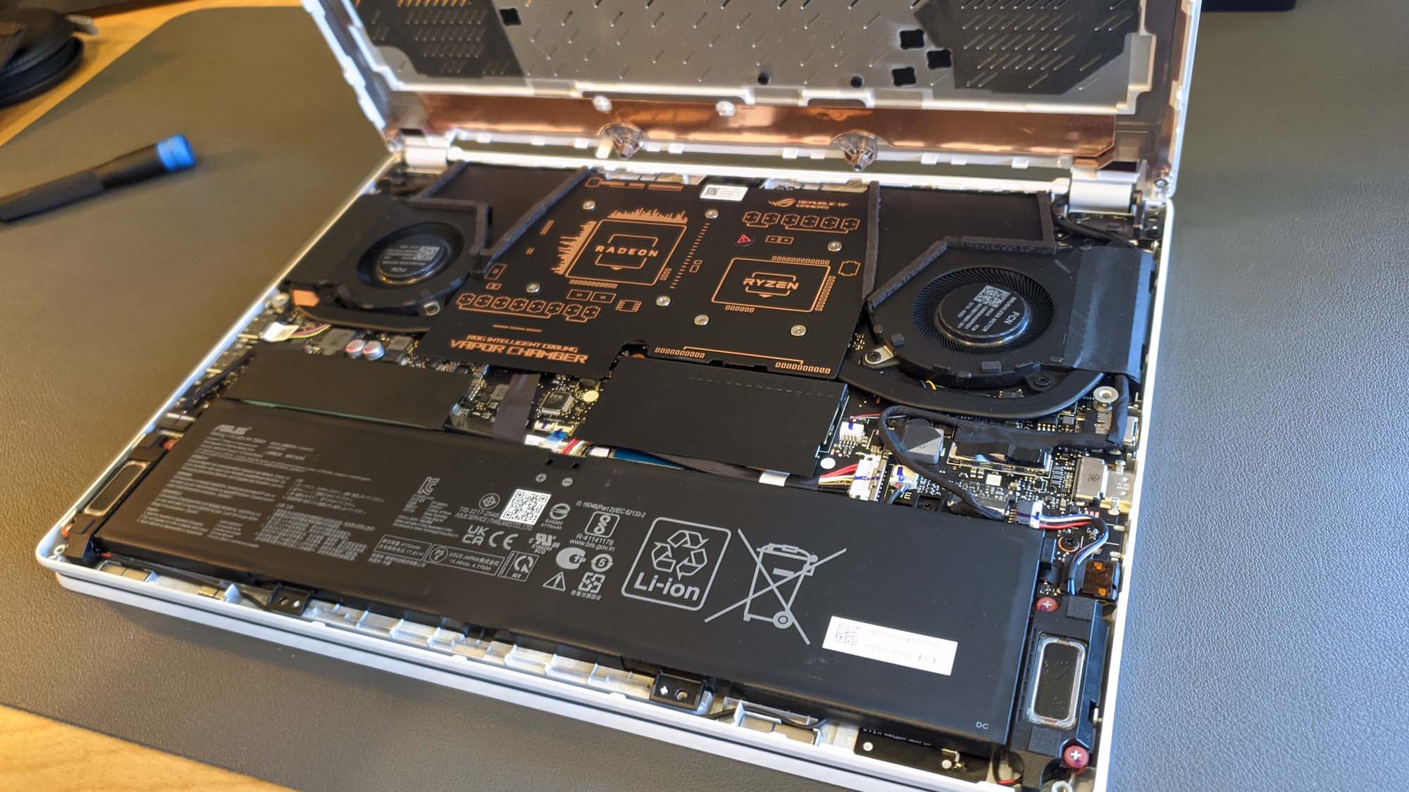 A photo of the Zephyrus G14's internal components.
