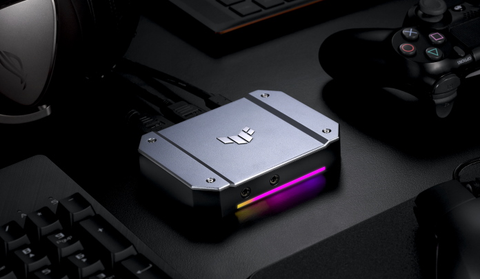 TUF Gaming Capture Box CU4K30 auf einem Schreibtisch