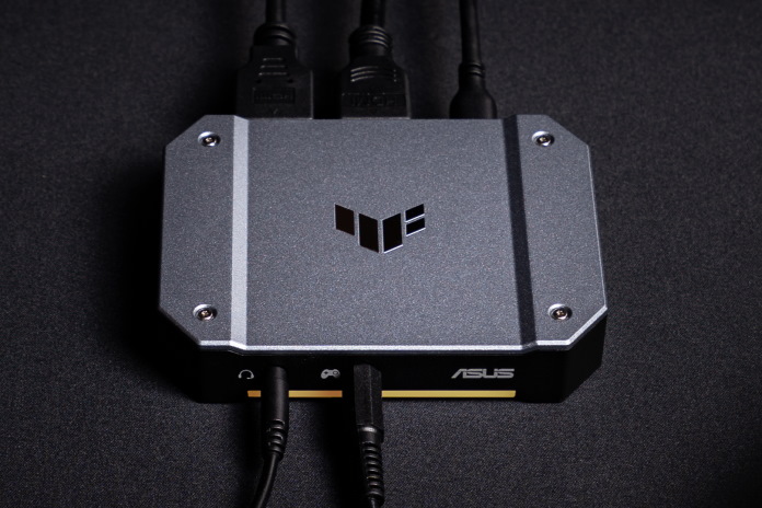 TUF Gaming Capture Box CU4K30 mit eingesteckten Kabeln