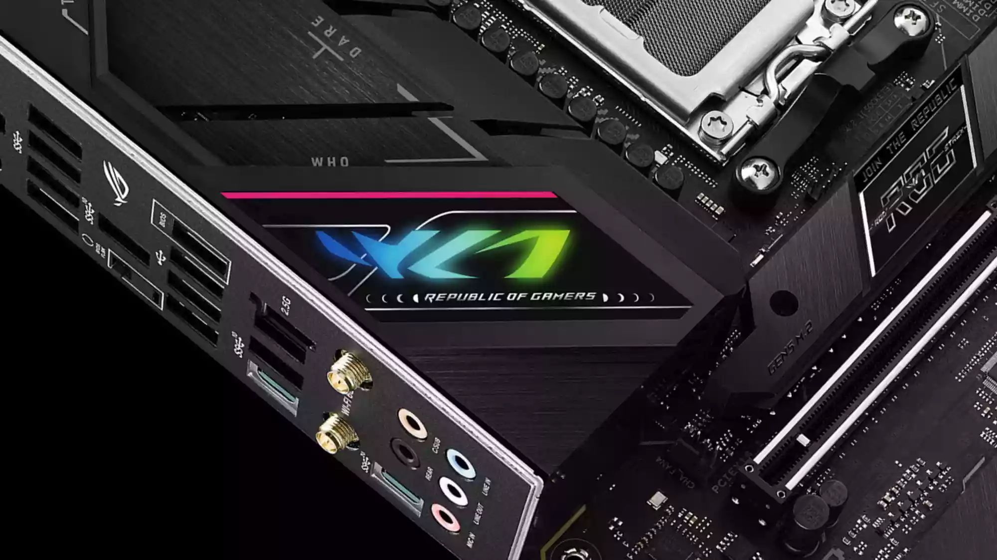 Beleuchtetes I/O-Shield auf dem ROG Strix B650E-F Gaming WiFi Mainboard
