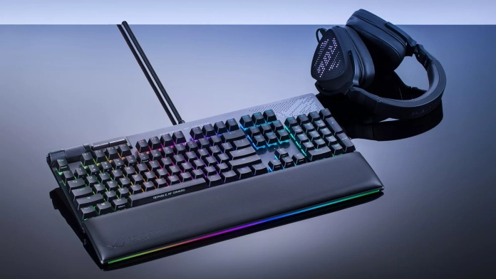 ROG Delta S Animate Gaming-Headset auf einem Tisch neben der ROG Strix Flare II Animate Gaming-Tastatur