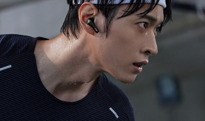 Junger Mann beim Workout mit dem ROG Cetra True Wireless Headset