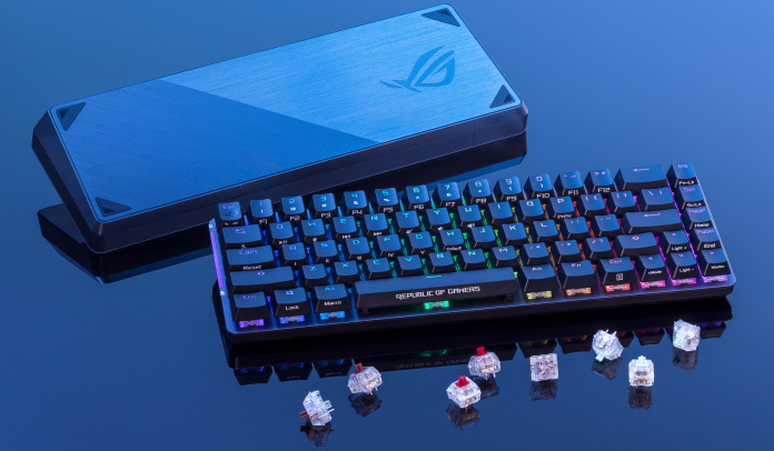 ROG Falchion Gaming-Tastatur auf einem Schreibtisch mit entfernten Tastenkappen