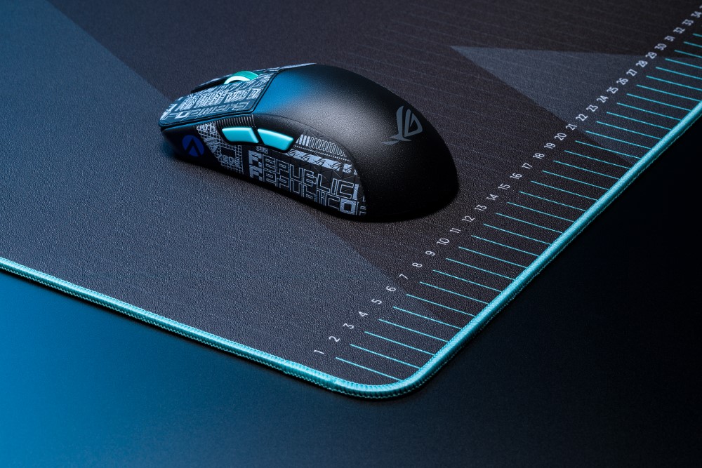 Eine ROG Harpe Ace Aim Lab Edition Gaming-Maus auf einem ROG Hone Ace Aim Lab Edition Gaming-Mauspad