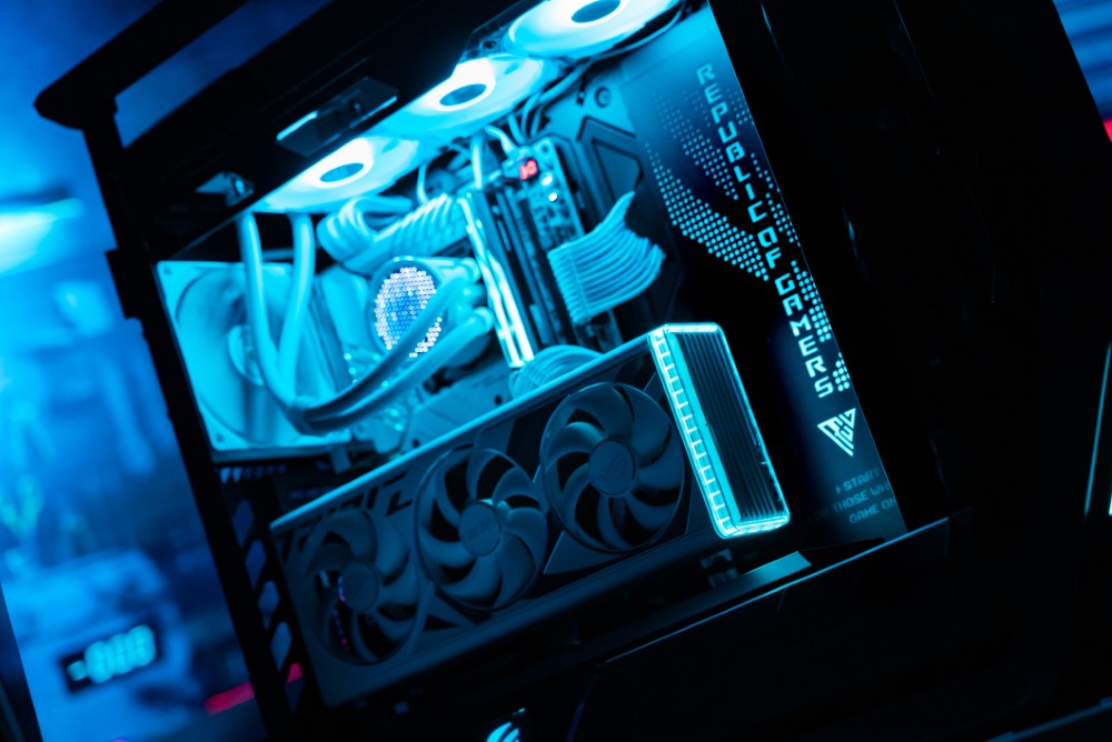 ROG Hyperion GR701 mit horizontal installierter großer Grafikkarte 