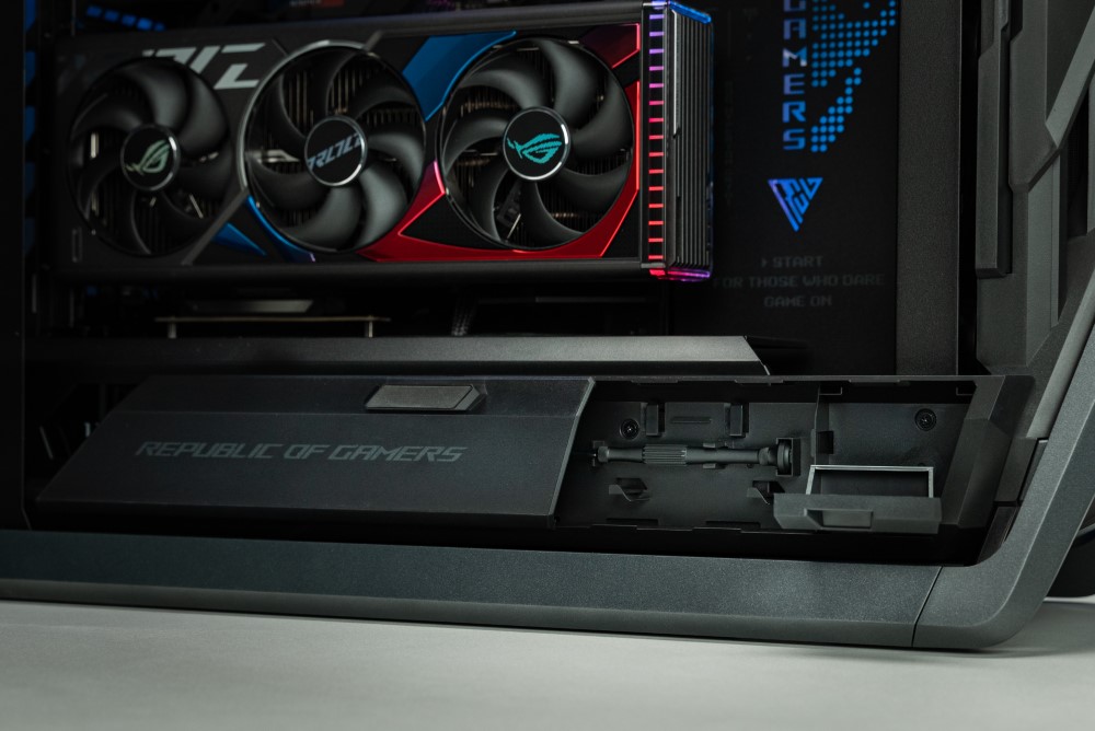 ROG Hyperion GR701 mit geöffneten Werkzeugschublade und exklusiven Aufbewahrungsfach