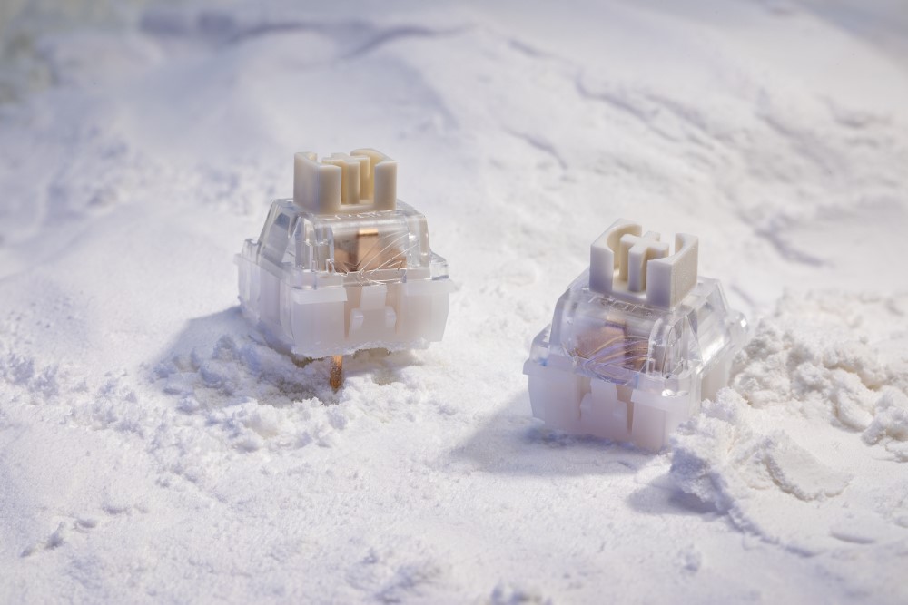 Zwei ROG NX Snow Switches in einer schneebedeckten Landschaft.