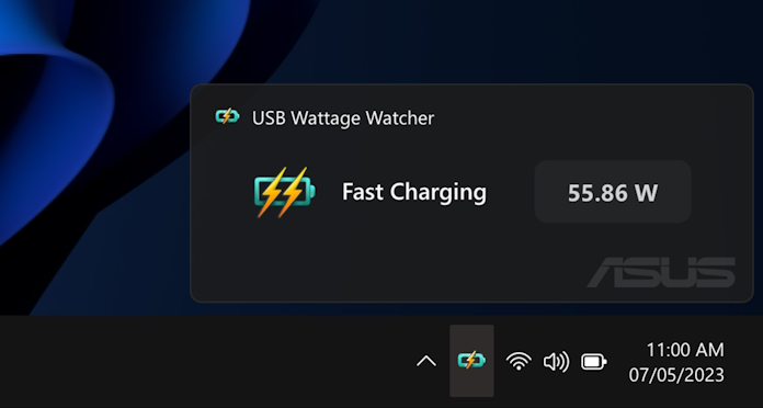Ein Screenshot des USB Wattage Watcher zeigt die Benachrichtigung in der Windows 11 Systemleiste, die die aktuelle Ladestromstärke und den Schnellladestatus anzeigt