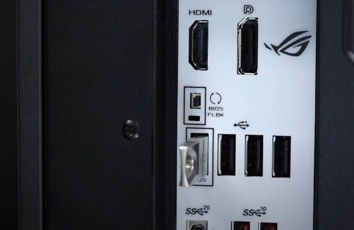 Eine Nahaufnahme des I/O-Panels des Mainboards mit dem USB-BIOS-Flashback-Anschluss und der LED-Anzeige