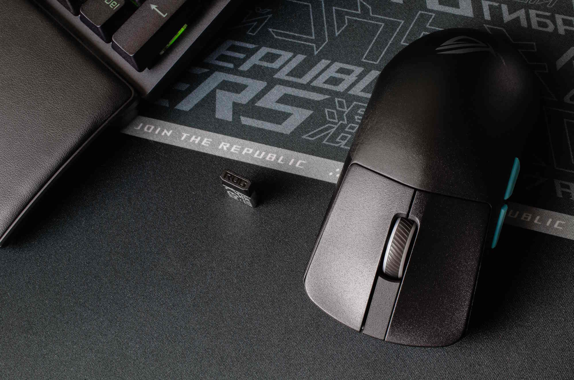 An overhead view of the ROG Harpe Ace Aim Lab Edition gaming mouse alongside the ROG Omni Receiver
