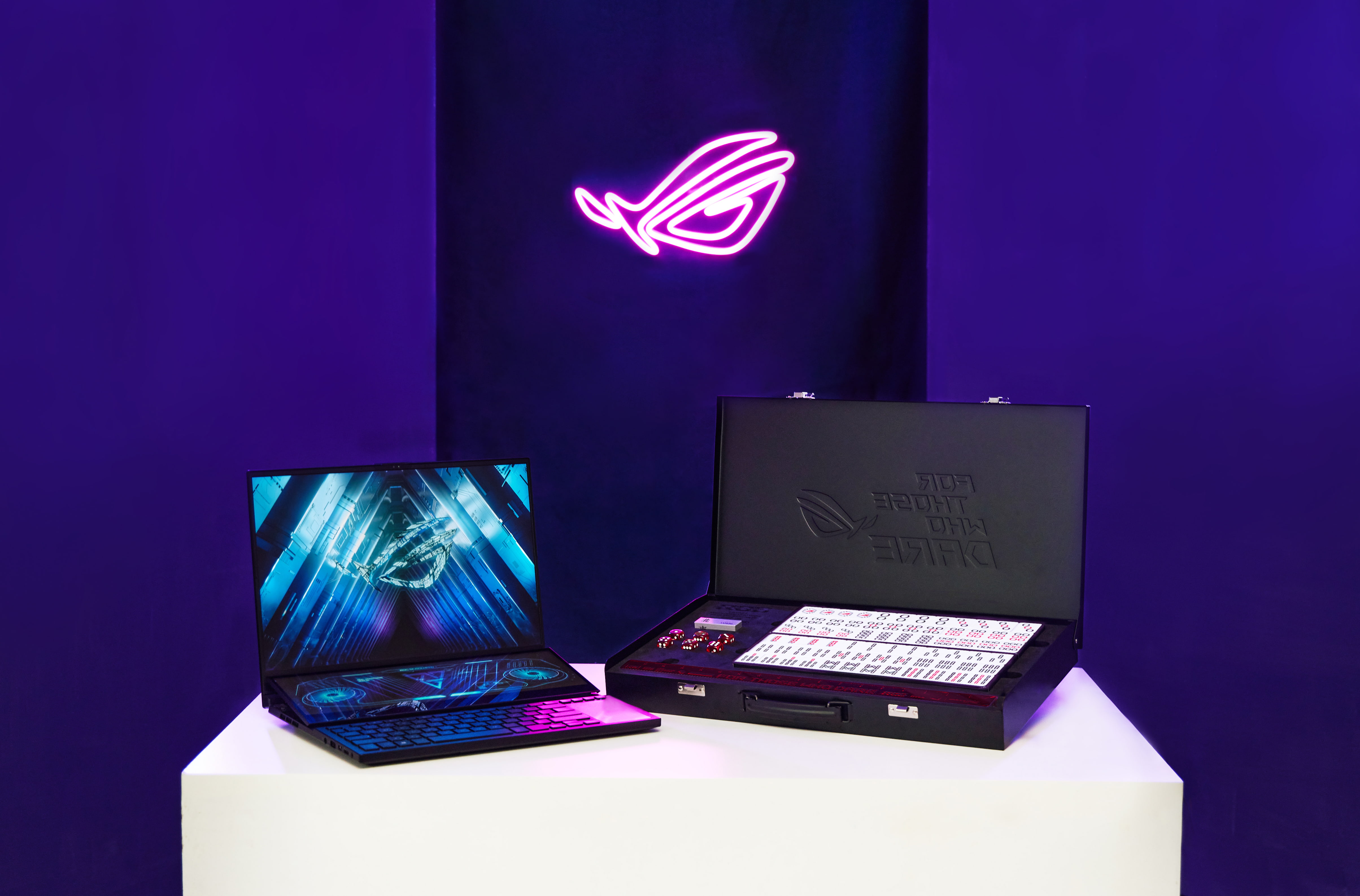 「2023 ROG VIP DAY」邀請電競主播湯米（中）、正妹實況主肉乙（左）與夜雨（右）和粉絲近距離互動、組隊打遊戲！