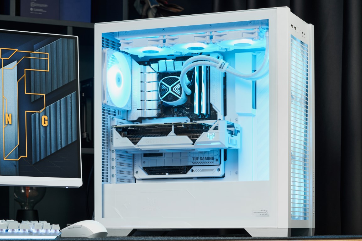 Ein ASUS TUF Gaming BTF System mit weißen Komponetnen in einem weißen TUG GT302 BTF Gehäuse