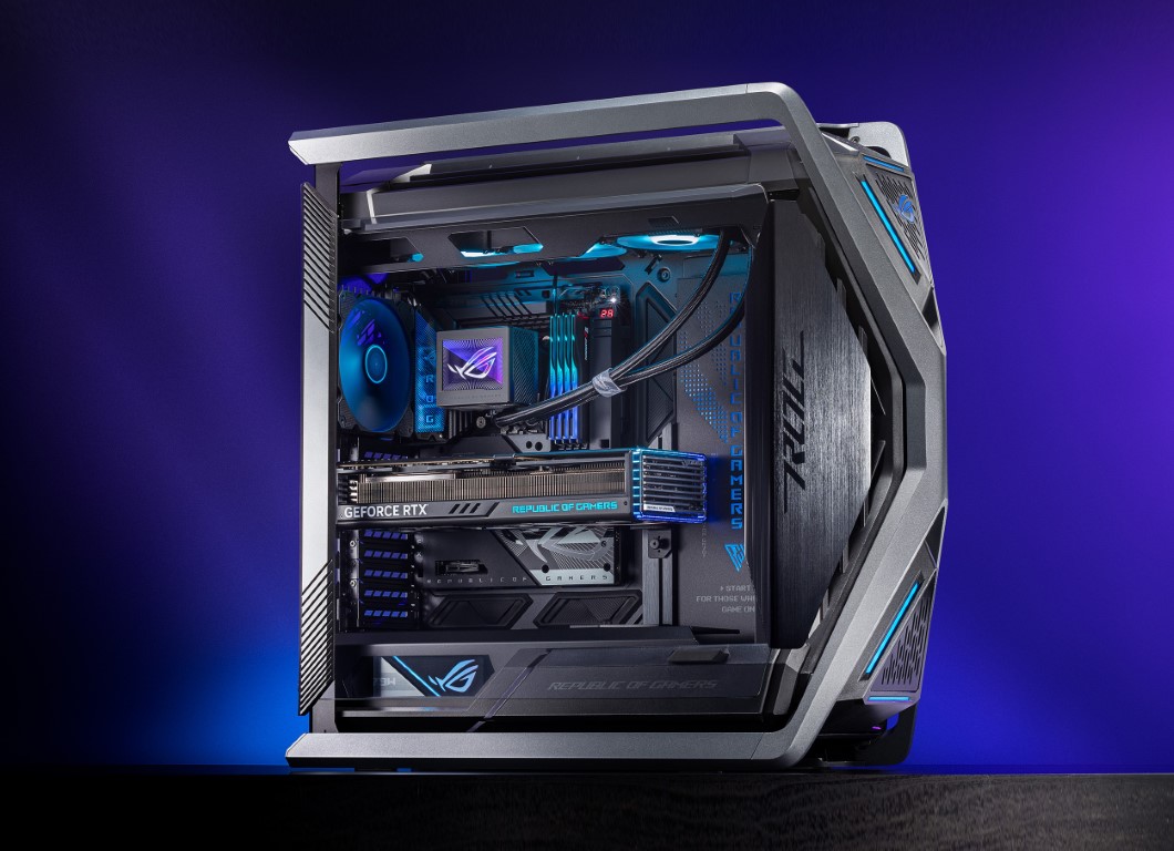 ROG Hyperion GR701 BTF Edition vor blauem Hintergrund als Komplettsystem