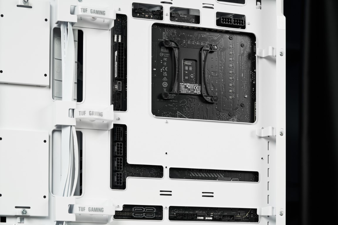 Die Rückseite mit Aussparungen für BTF Mainboards eines TUF Gaming GT302 ARGB Gehäuse 