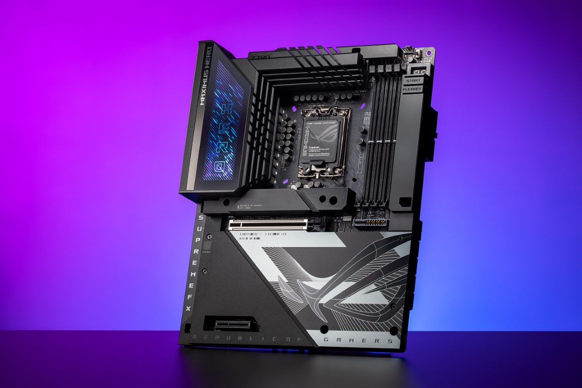 ROG Maximus Z790 Hero BTF-Mainboard mit freiem Blick auf die Unterkante