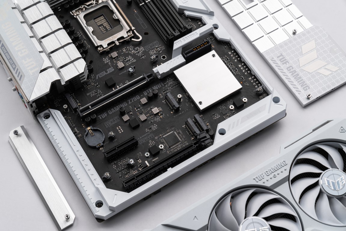 TUF Gaming Z790 BTF Wifi Mainboard mit Blick auf die Unterseite und einer weißen TUF 4070 BTF Grafikkarte