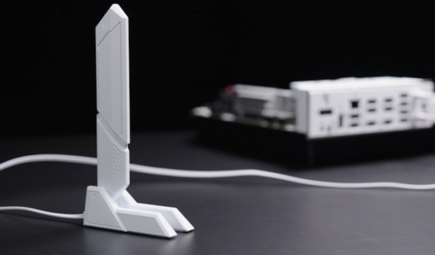 Q-Antenna: Eine WiFi Q-Antenne per Kabel an einem ROG X870 Mainboard