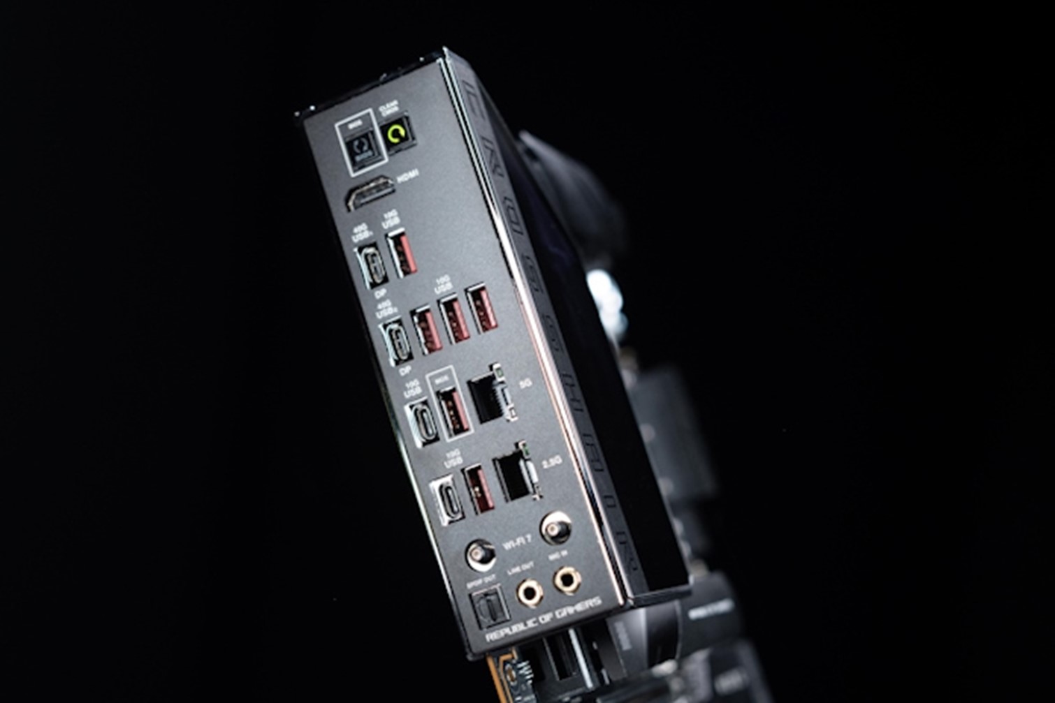 USB 4.0: I/O-Bereich eines ROG Mainboards mit USB4-Anschluss