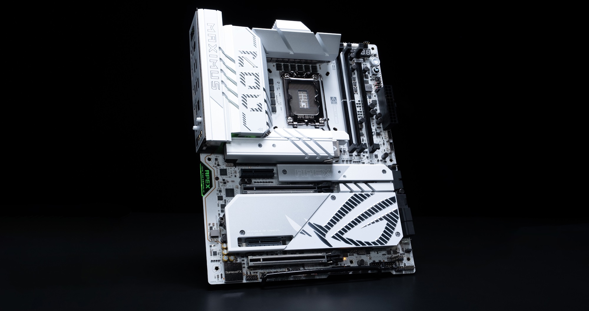 A front-facing view of the ROG Maximus Z890 Apex motherboard