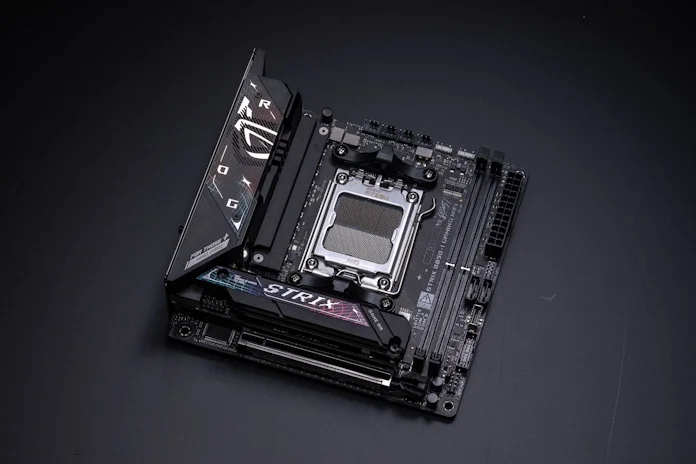Das ROG-Strix-B850-I auf dunklem Untergrund