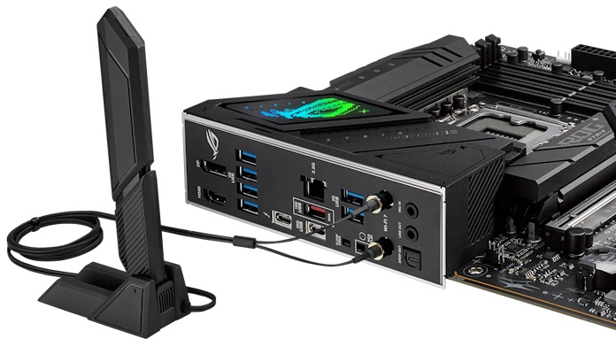 Ein ROG Strix B860-F mit angeschlossener WiFi 7 Antenne