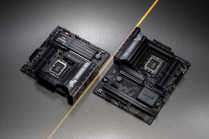 Das TUF-Gaming-B860 neben dem TUF Gaming B860M auf einem Tisch liegend