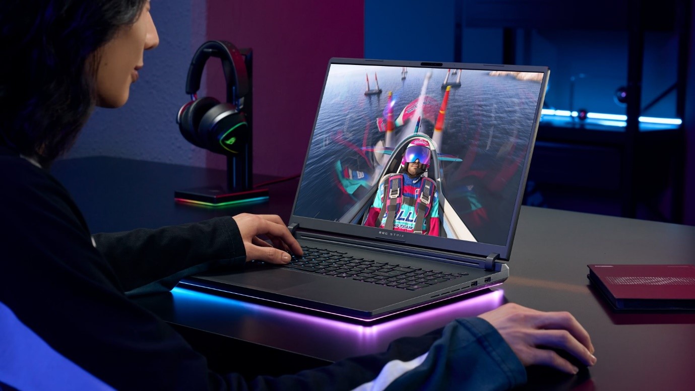 Ein ROG Strix SCAR 18 beim Gaming