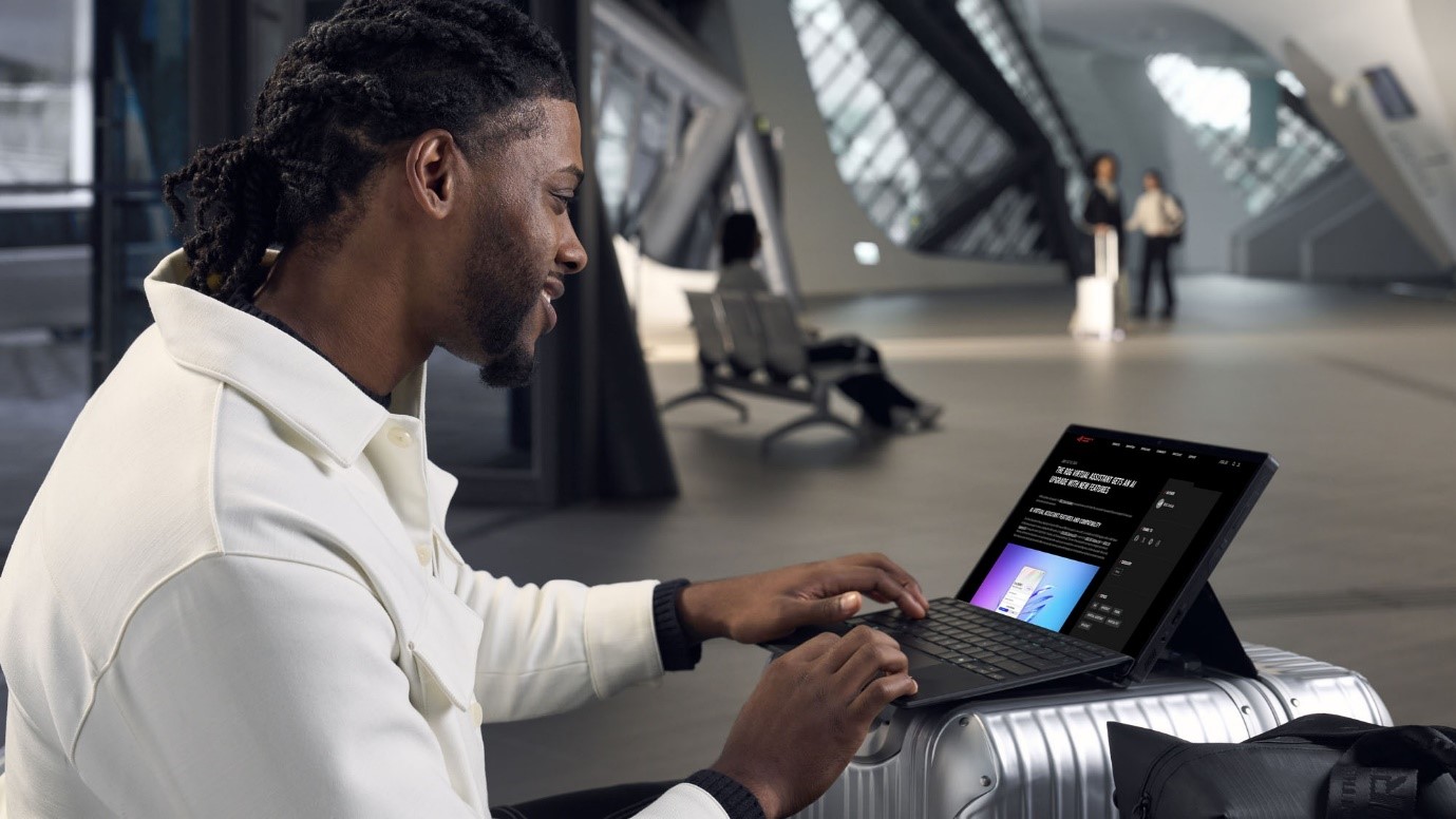 ROG Flow Z13 in Bedienung auf einem Flugzeug