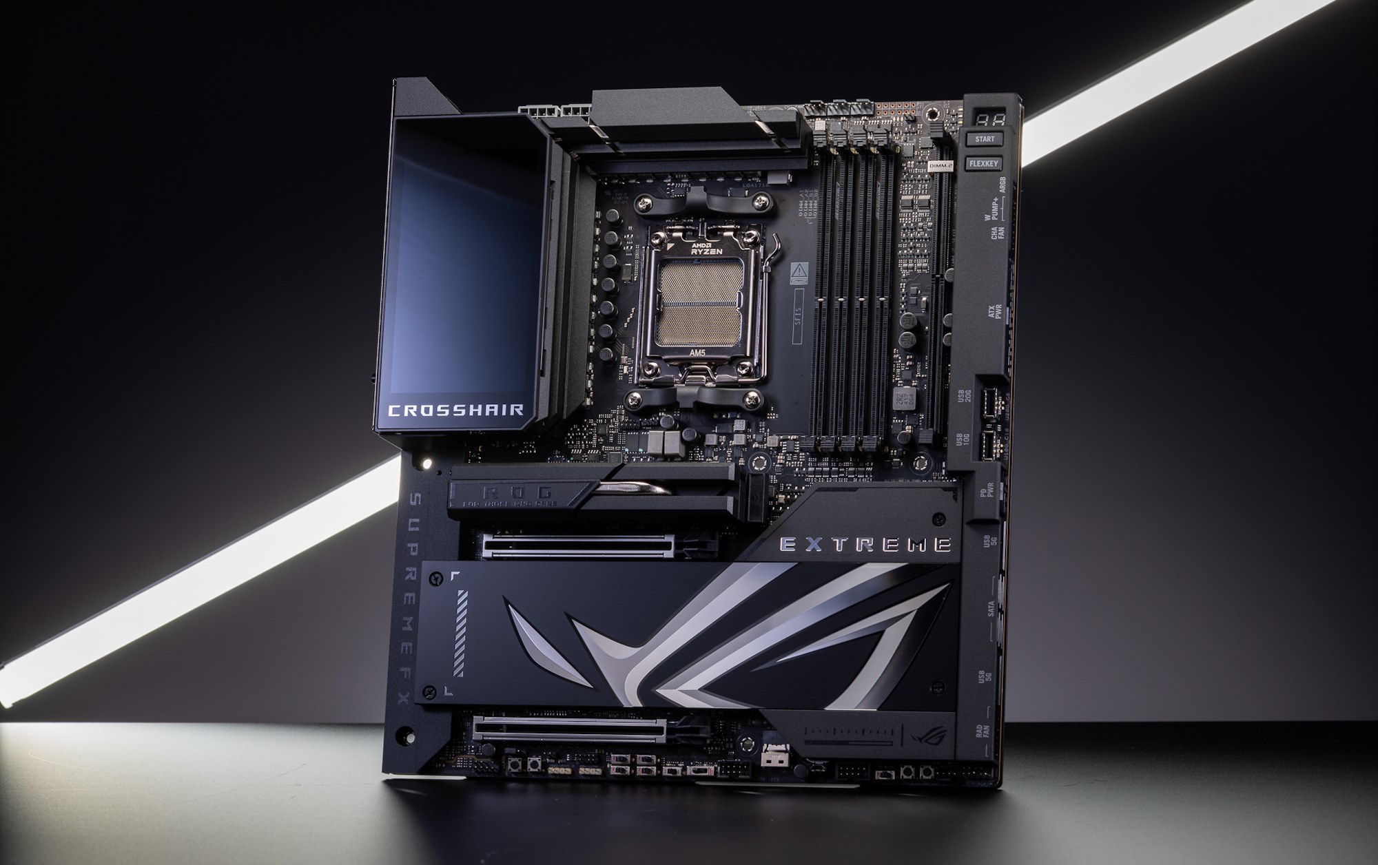 EIN ASUS ROG Crosshair X870E Extreme auf einem Tisch mit diagonaler Beleuchtung hinter dem Board 