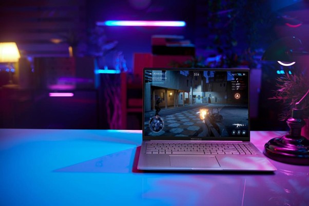 Notebook exibindo um jogo, ideal para gamers que usam o Armoury Crate para personalização.