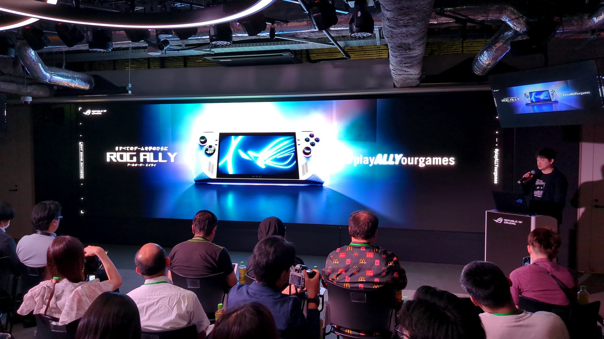 ASUS JAPAN システムビジネスグループコンシューマービジネス事業部 統括部長 David ChuとROG Ally(2023)