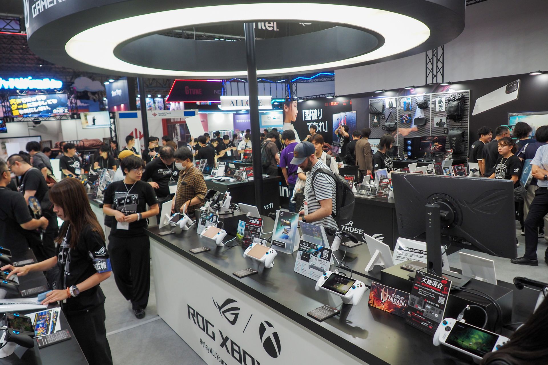 東京ゲームショウ2025 ROG JAPANブース ROG Xbox Allyシリーズの展示の様子