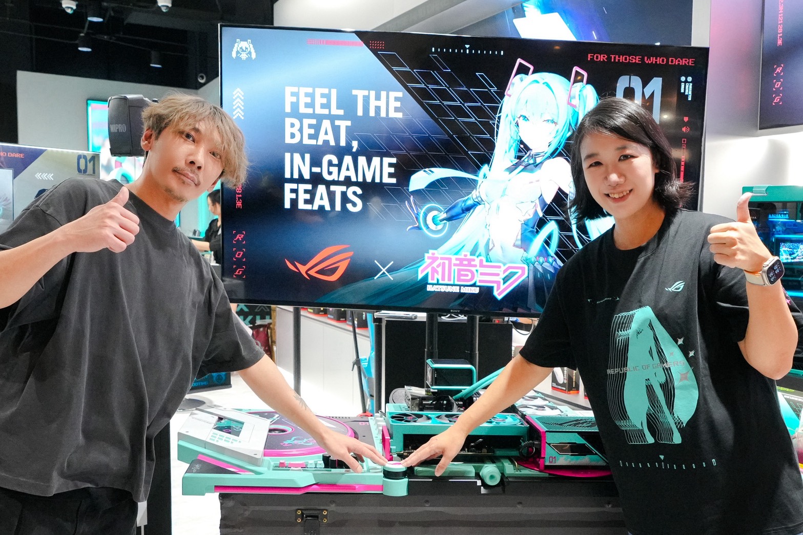ROG x Hatsune Miku快閃店今盛大揭幕。(圖右:華碩聯合科技開放平台暨AIoT事業部事業總經理江尹涵/圖左:電腦改裝世界冠軍AKMod)